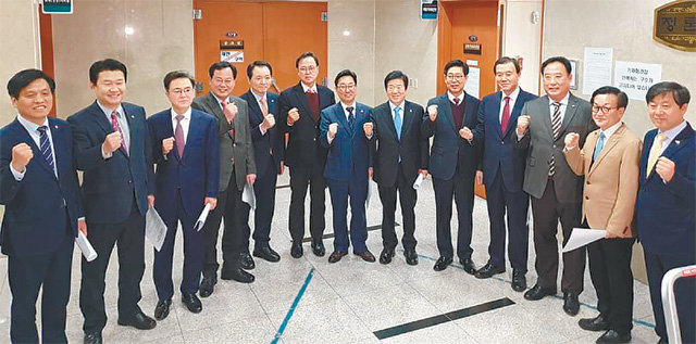 대전 충남지역 여야 의원들이 19일 국회 정론관에서 대전 충남의 혁신도시 추가 지정을 위한 균특법 통과를 촉구하고 나섰다. 이명수 의원 페이스북