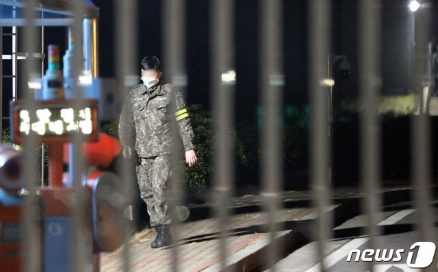 제주에서 처음으로 신종 코로나 바이러스 감염증(코로나19) 1차 양성자가 발생한 해군부대 안에서 한 군인이 걷고 있다. 제주도에 따르면 대구 출신으로 제주에서 군 복무 중인 A씨(22·남)는 휴가차 13일 대구를 방문한 뒤 18일 오후 8시25분쯤 제주로 돌아와 19일부터 기침 등의 증상을 보였다. A씨는 코로나 1차 검사에서 양성 판정을 받았으며 2차 검사까지 양성 판정을 받으면 확진자가 된다. A씨는 현재 제주대병원 이송됐다. 2차 검사 결과는 21일 새벽쯤 나올 것으로 예상된다.2020.2.20/뉴스1 ⓒ News1