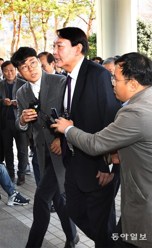 광주 찾은 尹총장… 지방검찰청 두번째 방문 윤석열 검찰총장이 20일 광주고검과 광주지검을 방문했다. 앞서 13일 취임 후 처음으로 부산고검과 부산지검을 찾았던 윤 총장의 지방검찰청 방문은 이번이 두 번째다. 윤 총장은 이날 만난 광주고검과 지검 검사에게 “5·18민주화운동의 역사적 의미를 깊이 새겨 관련 현안 사건 공판의 공소 유지에 사명감을 갖고 최선을 다해 달라”고 했다. 광주=박영철 기자 skyblue@donga.com