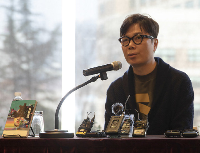 소설가 김영하가 20일 오전 서울 중구의 한 호텔에서 열린 신작 ‘작별 인사’ 출간 기념 기자간담회에서 작품에 대해 이야기하고 있다. 밀리의 서재 제공