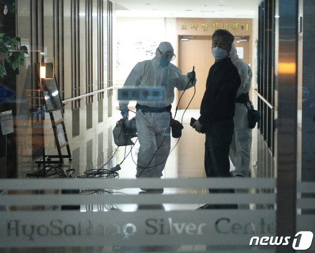 국내 첫 신종 코로나바이러스 감염증(코로나19) 사망자가 발생한 20일 오후 경북 청도군 청도대남병원에서 관계자들이 방역을 하고 있다. 뉴스1
