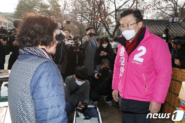 4·15 총선에서 종로에 출마하는 황교안 미래통합당 대표가 21일 오전 종로구 낙원동 일대에서 상인들을 만나 인사를 나누고 있다. © News1