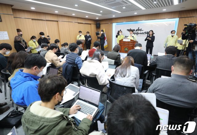 권영진 대구시장이 21일 오전 대구시청 브리핑룸에서 신종 코로나바이러스 감염증(코로나19) 관련 브리핑을 하고 있다. 대구시는 이날 9시 현재까지의 확진자가 84명으로 전날 오전 9시(34명) 대비 50명 늘어났다고 밝혔다. 추가 확진자 50명 대부분이 신천지 대구교회의 교인과 관련이 있는 것으로 파악됐다. © News1