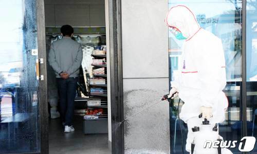 21일 오전 제주시 용담2동의 한 편의점에서 신종 코로나 바이러스 감염증(코로나19) 방역이 이뤄지고 있다. 21일 오전 
1시30분쯤 질병관리본부로부터 코로나19 확진 판정을 받은 해군 제615비행대대 소속 A씨(22·남)는 13일 휴가차 고향 대구를
 방문한 뒤 18일 오후 8시21분쯤 항공편으로 제주로 돌아왔으며 부대 복귀 직전 이 편의점에서 식사했다. 뉴스1