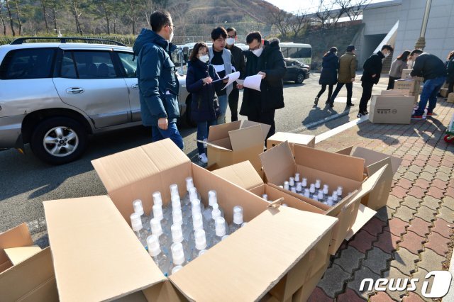 21일 경북 포항시에도 신종코로나 바이러스 감염증(코로나19)두번째 확진환자가 발생했다. 보건당국이 시청 주차장에서 관내 복지시설 등에 개인 위생용품을 배포하고 있다. 2020.2.21/뉴스1 © News1