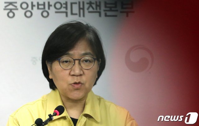 (청주=뉴스1) 정은경 질병관리본부장이 21일 충북 청주시 질병관리본부 브리핑실에서 신종 코로나바이러스감염증(코로나19) 국내 발생 현황 브리핑을 하고 있다. 

방역당국에 따르면 이날 오전 9시 기준으로 코로나19 확진환자 52명이 추가 발생해 총 확진환자는 156명이다. 

추가 확진자 52명 중 33명은 신천지 발생 사례와 관련있는 것으로 확인됐으며 지역별로는 대구 38명, 서울 3명, 경북 3명, 경남 2명, 광주, 경기, 충남, 충북, 전북, 제주에서 각각 1명이 발생했다. 2020.2.20/뉴스1