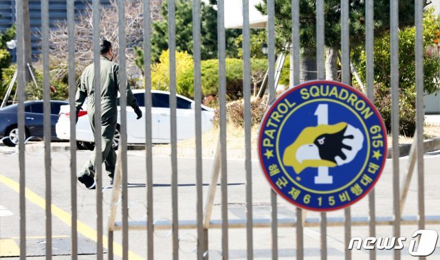 21일 오후 제주시 용담2동 해군 제615비행대대에서 한 군인이 부대 안으로 들어가고 있다. 이 부대에서 취사병으로 복무 중인 A씨(22·남)는 이날 오전 1시30분쯤 질병관리본부로부터 신종 코로나 바이러스 감염증(코로나19) 확진 판정을 받았다.2020.2.21/뉴스1 © News1