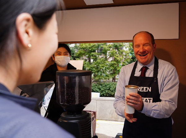 주한영국대사관은 오는 11월 영국 스코틀랜드 글래스고에서 열리는 ‘26차 유엔기후변화협약 당사국총회’(COP26)에 앞서 기후변화 문제 해결을 위해 더욱 적극적인 노력이 필요하다는 인식을 높이기 위해 21일 ‘그린 캠페인-제로 플라스틱 커피 이벤트’를 진행했다. 주한영국대사관 국제통상부 마이크 웰치 참사관이 도화 엔지니어링 사옥 친환경 커피 부스에서 직원들에게 커피를 서빙하고 있다. 사진=주한영국대사관 제공