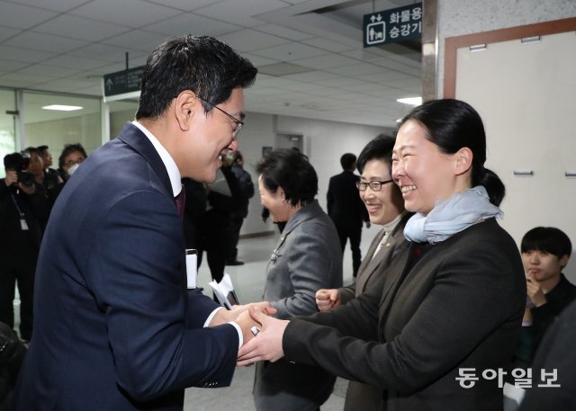 오신환 의원이 안철수 위원장을 뒤따르던 권은희 의원과도 반갑게 인사 하고있다.