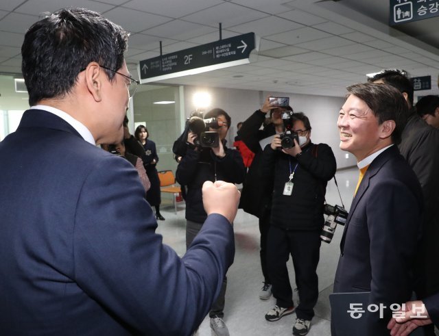 오신환 미래통합당 의원이 안철수 국민의당 창당준비위원장에게 화이팅을 하고있다.