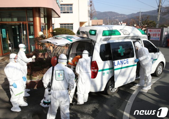 21일 오후 국내 첫 신종 코로나바이러스 감염증(코로나19) 사망자가 발생한 경북 청도군 청도대남병원에서 한 확진자가 다른 병원으로 이송되고 있다. © News1