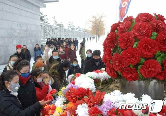 (평양 노동신문=뉴스1) = 김정일 국방위원장의 생일인 ‘광명성절’(2월 16일)을 맞아 금수산태양궁전 광장에는 “장군님에 대한 사무치는 그리움을 터치는 사람들로 설레고 있다”라고 노동당 기관지 노동신문이 17일 보도했다. [국내에서만 사용가능. 재배포 금지. DB 금지. For Use Only in the Republic of Korea. Redistribution Prohibited] rodongphoto@news1.kr