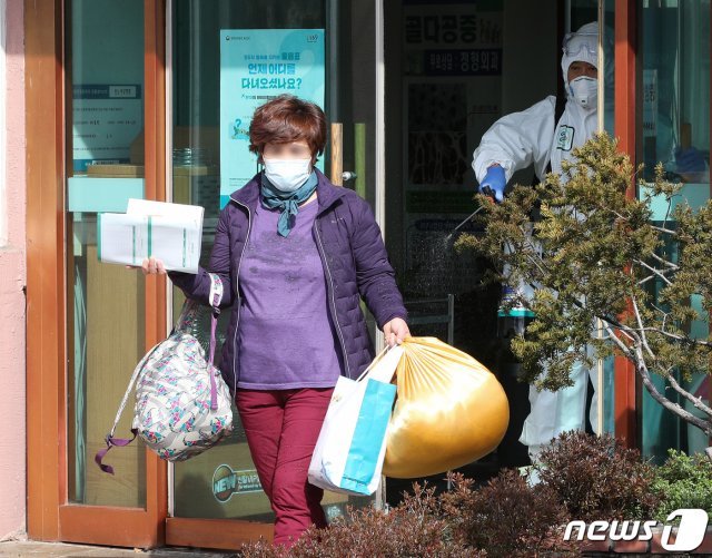 지난 22일 오후 신종 코로나바이러스 감염증(코로나19) 확진자 107명이 발생한 경북 청도군 청도대남병원에서 음성 판정을 받은 일반병실 환자들이 자가 격리를 위해 가족을 만나 집으로 향하고 있다. 2020.2.22/뉴스1 © News1