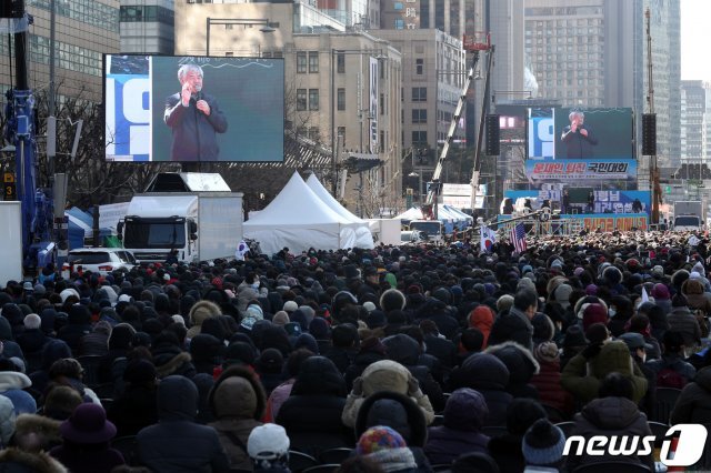 한국기독교총연합회 대표회장인 전광훈 목사가 23일 오전 서울 광화문 교보빌딩 앞에서 열린 문재인하야범국민투쟁본부(범투본) 주최 대한민국 바로 세우기 국민대회에서 발언을 하고 있다. 2020.2.23/뉴스1 © News1