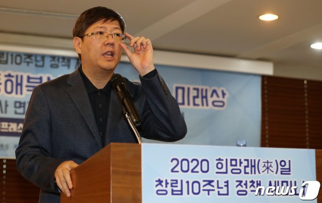 김홍걸 민화협 대표상임의장이 15일 서울 중구 프레스센터에서 열린 2020 희망래일 창립 10주년 청책 세미나에 참석해 축사를 하고 있다. © News1