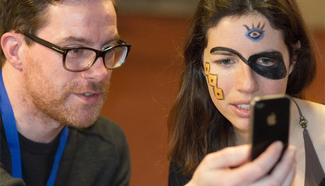 사용자들이 스마트폰으로 얼굴 인식 인공지능(AI) 기술을 시연해 보고 있다. 위키미디어 제공