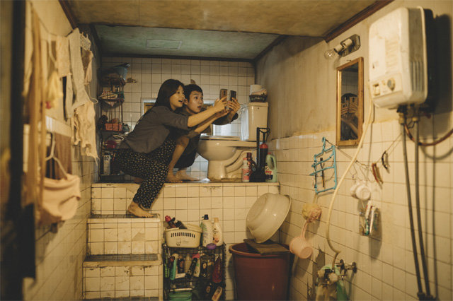 기택 가족이 사는 반지하 주택에 있는 화장실. CJ엔터테인먼트 제공