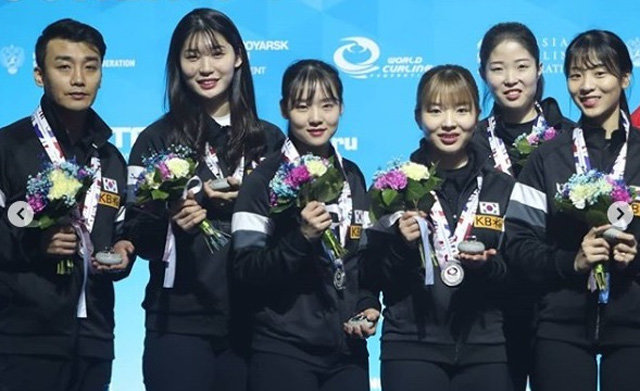 2020 세계주니어컬링선수권대회(21세 이하)에서 은메달을 차지한 춘천시청 여자 컬링팀 ‘팀 민지’ 선수들이 시상식에서 메달을 받고 기뻐하고 있다. 세계컬링연맹(WCF) 제공