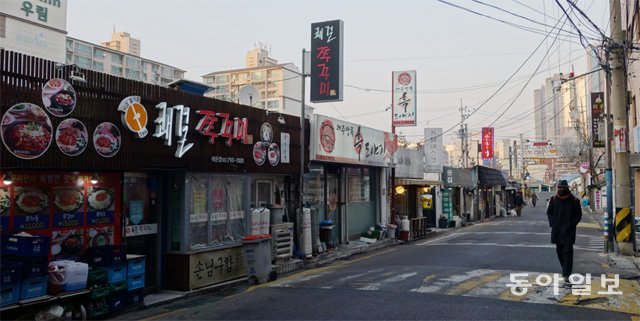 작은 식당과 오래된 가게들이 늘어선 ‘땡땡거리’ 풍경. 멀리 들어선 주상복합건물, 아파트와는 달리 이곳은 1, 2층짜리 낮은 건물이 즐비하다. 박창규 기자 kyu@donga.com