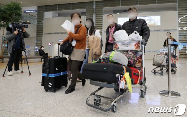 신종코로나바이러스감염증(코로나19)에 대한 우려로 이스라엘로부터 입국금지 당해 돌아온 한국인 관광객들. 2020.2.23/뉴스1 © News1