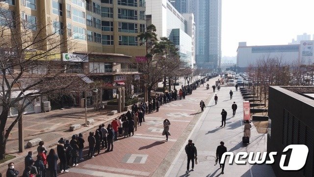 24일 오전 대구지역 이마트 앞에 마스크를 구매하려는 긴 줄이 생겼다 © 뉴스1