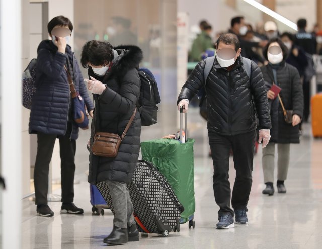 코로나19에 대한 우려로 이스라엘행 항공기에 탑승한 뒤 입국을 금지 당한 한국인 관광객들이 23일 오후 인천국제공항을 통해 귀국하고 있다. 사진=뉴스1