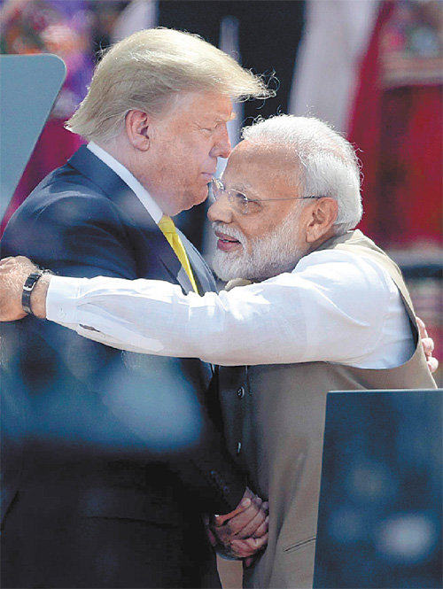 “中 보고 있나” 24일 취임 후 처음으로 인도를 방문한 도널드 트럼프 미국 대통령(왼쪽)이 인도 구자라트주 아메다바드 ‘사르다르파텔 스타디움’에서 열린 환영행사에서 나렌드라 모디 인도 총리와 포옹하고 있다. 아메다바드=AP 뉴시스