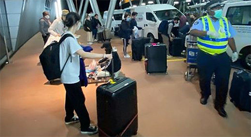23일 신혼여행지로 유명한 아프리카 섬나라 모리셔스에서 입국을 거부당한 17쌍의 한국인 신혼부부들이 수도 포트루이스 공항에서 짐을 든 채 대기하고 있다. 인스타그램 캡처