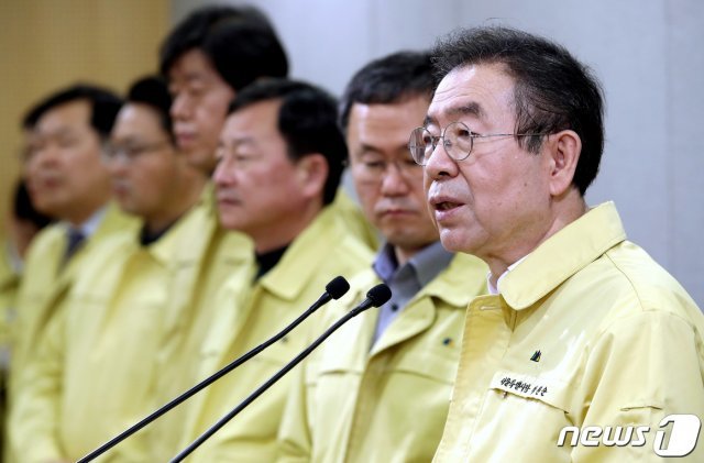 박원순 서울시장이 24일 오전 서울 중구 서울시청에서 신종 코로나바이러스 감염증(코로나19) 위기경보 ‘심각’단계 격상에 따른 서울시 선제적 대응방안을 발표하고 있다. 2020.2.24/뉴스1 © News1