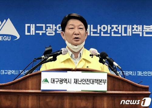 24일 대구시청 2층 상황실에서 정례 브리핑을 하는 권영진 대구시장.