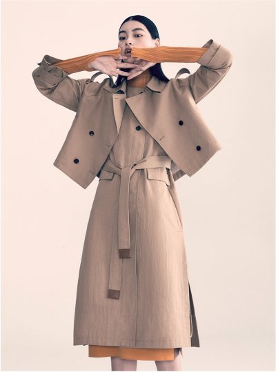 재킷을 레이어드 한 듯한 감각적인 디자인의 트렌치코트.