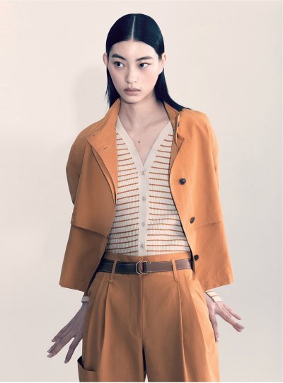 쇼트 트렌치 재킷, 스트라이프 카디건, 카고 팬츠를 오렌지 빛으로 스타일링한 옷차림은 봄과 잘 어울린다.