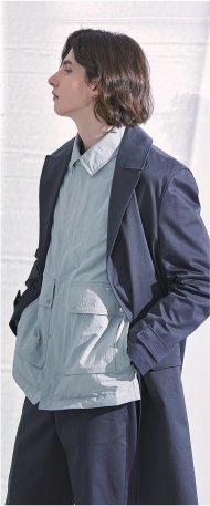 엠비오의 셔츠형 재킷은 이너웨어로도 아우터로도 입을 수 있어 실용적이다.