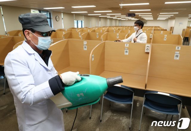 대전의 한 대학 도서관에서 학교 관계자들이 신종 코로나바이러스 감염증(코로나19) 대비 방역작업을 하고 있다. 2020.2.5/뉴스1 © News1