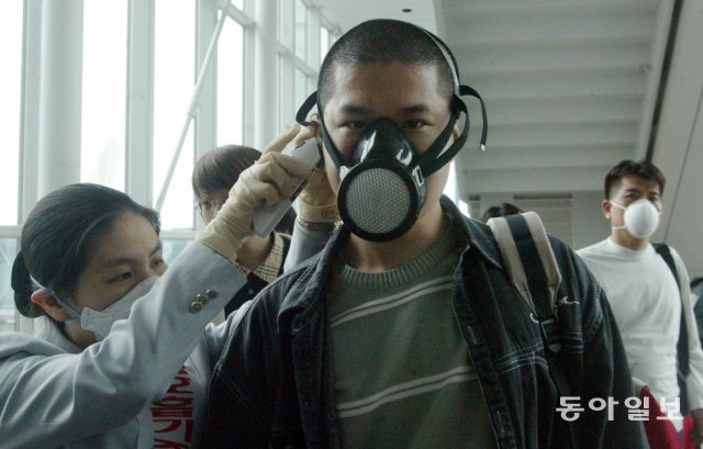 중국 베이징을 출발해 인천국제공항에 도착한 승객이 방독면을 쓴채 입국하고 있다. ＜원대연 기자＞