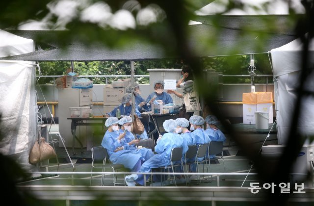 23일 오후 서울 일원로 삼성서울병원 주차장 옥상에 마련된 선별진료소에서 의료진이 분주하게 움직이고 있다. ＜장승윤 기자＞