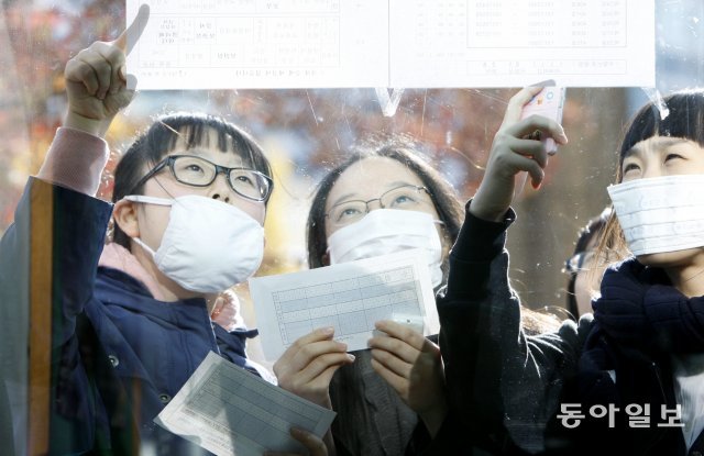 신종플루확산속에 서울 중구 정동 이화여고에서 열린 예비 소집에 참여한 학생들이 자신이 시험을 보게될 교실을 확인하고 있다.  ＜변영욱 기자＞