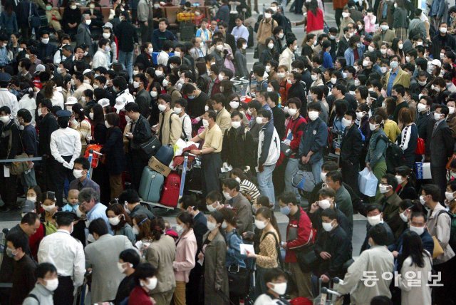 사스에 대한 공포감의 확산으로 많은 사람들이 베이징을 떠났다.  일부 외신에서는 엑소더스로 표현했다 한국 유학생을 비롯 북경시민들도 밖으로 나가면서  북경 수도공항은 붐볐다.＜변영욱 기자＞