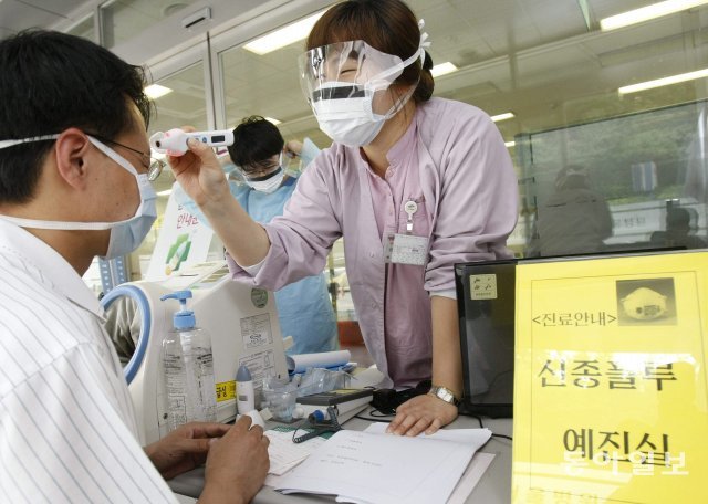 국내 신종플루엔자 감염자수가 3300 여명이 넘는 가운데 서울의 한 병원입구에서 신종플루 예진을 실시하고있다. 병원측은 신종플루가 일반환자로의 확산을 막기 위해 예진을 실시한다고 설명했다.   ＜김재명기자＞