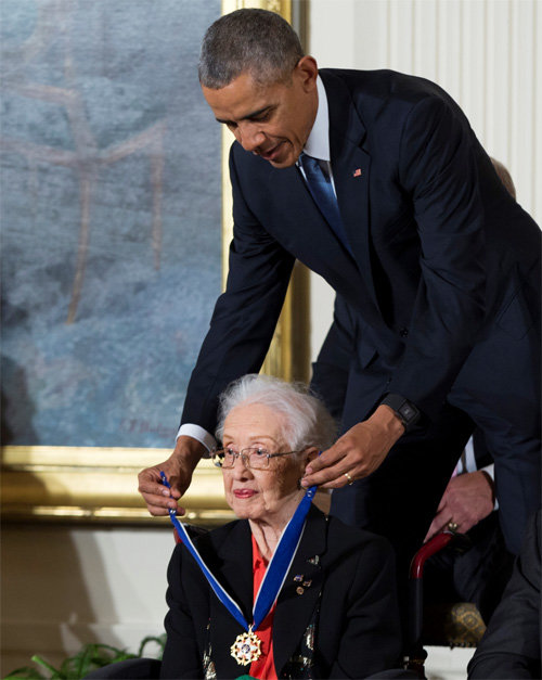 캐서린 존슨(아래)이 2015년 버락 오바마 당시 미국 대통령으로부터 대통령 자유훈장을 수여받는 모습. 워싱턴=AP 뉴시스