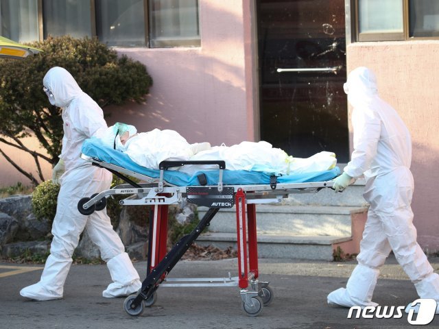 경북 청도군 청도대남병원에서 20일 오후 입원 중이던 환자가 다른 병원으로 이송되고 있다. 뉴스1
