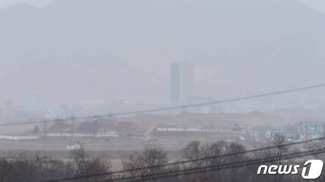 경기도 파주 DMZ내에 위치한 대성동 마을회관 옥상에서 본 북한 기정동 마을 넘어 보이는 안개 낀 개성공단. 2020.1.7/뉴스1 © News1 사진공동취재단