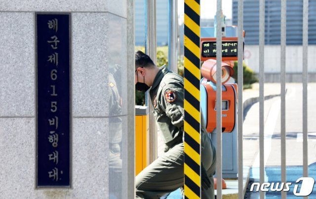 21일 오후 제주시 용담2동 해군 제615비행대대에서 한 군인이 정문을 지나가고 있다. 2020.2.21/뉴스1 © News1