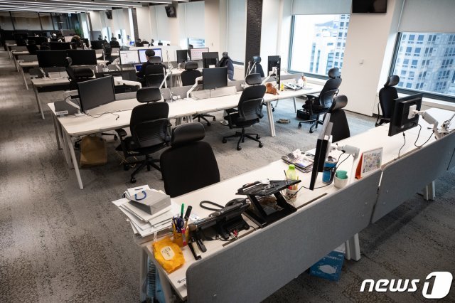 신종 코로나바이러스 감염증(코로나19) 확산으로 25일 서울 종로의 한 대기업 사옥 사무실이 재택근무 시행으로 텅 비어 있다. © News1