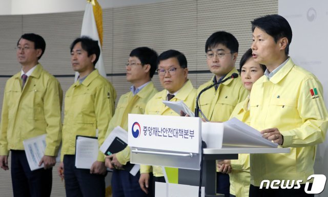 김강립 중앙재난안전대책본부 1총괄조정관 26일 정부세종청사 보건복지부 브리핑실에서 신종 코로나바이러스감염증(코로나19) 중앙재난안전대책본부 브리핑을 하고 있다. 방역당국에 따르면 이날 09시 기준으로 전일 16시 대비 확진환자 169명이 추가로 확인돼 총 확진자는 1146명으로 늘었다. 추가확진자 169명의 지역별 현황은 대구 134명, 경북 19명, 부산 8명, 서울 4명, 경남 1명, 인천 1명, 경기 1명이다. © News1