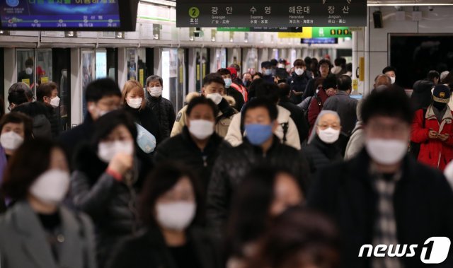 24일 오전 부산도시철도 1호선 서면역에 신종 코로나 바이러스 감염증 (코로나19)예방을 위해 마스크를 착용한 시민들이 출근길에 오르고 있다. © News1