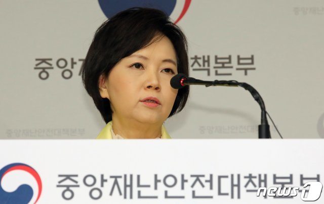 보건용 마스크를 구하기 어려우면 자신이 사용한 마스크 중 오염도가 낮은 제품에 한해 재사용을 권고하는 내용의 정부 지침이 곧 나올 예정이다. 사진은 이의경 식품의약품안전처장. © News1