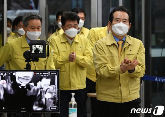 정세균 국무총리가 25일 오후 대구시청 재난안전대책본부 상황실에서 열린 신종 코로나바이러스 감염증(코로나19) 대응 점검 회의에 참석하기 위해 청사에 들어서며 손세정로 소독하고 있다. 2020.2.25./뉴스1 © News1