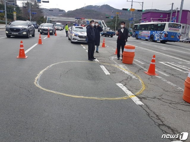 26일 오전 8시20분쯤 부산 만덕교차로에서 남해고속도로 방향 직진차선 1차로에 가로 1.5m, 세로1.5m, 깊이0.5m 크기의 도로침하가 발생했다. 사진은 현장 모습(부산지방경찰청 제공)© 뉴스1