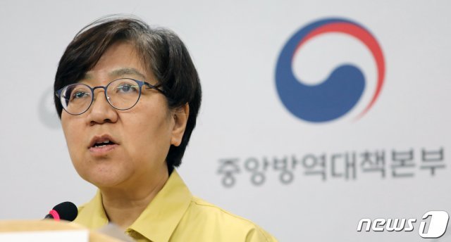 정은경 중앙방역대책본부장(질병관리본부장)이 26일 충북 청주시 오송읍 질병관리본부 브리핑실에서 신종 코로나바이러스감염증(코로나19) 국내 발생현황 브리핑을 하고 있다. 방역당국에 따르면 이날 09시 기준으로 전일 16시 대비 확진환자 169명이 추가로 확인돼 총 확진자는 1146명이다. 추가확진자 169명의 지역별 현황은 대구 134명, 경북 19명, 부산 8명, 서울 4명, 경남 1명, 인천 1명, 경기 1명이다.  © News1